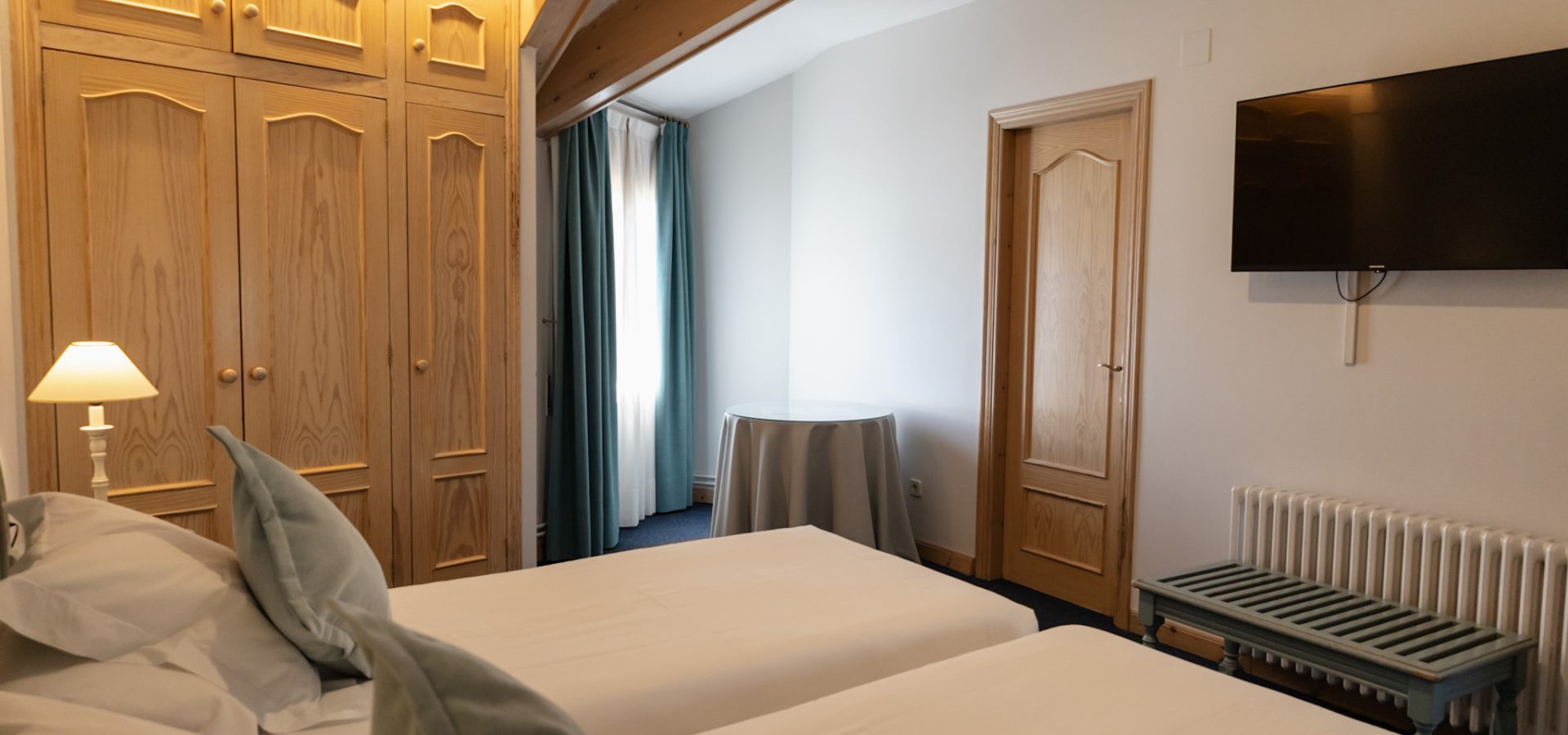 camas-habitacion-doble-armarios-hotel-jaume-alp-pirineo-girona camas-habitacion-doble-armarios-hotel-jaume-alp-pirineo-girona