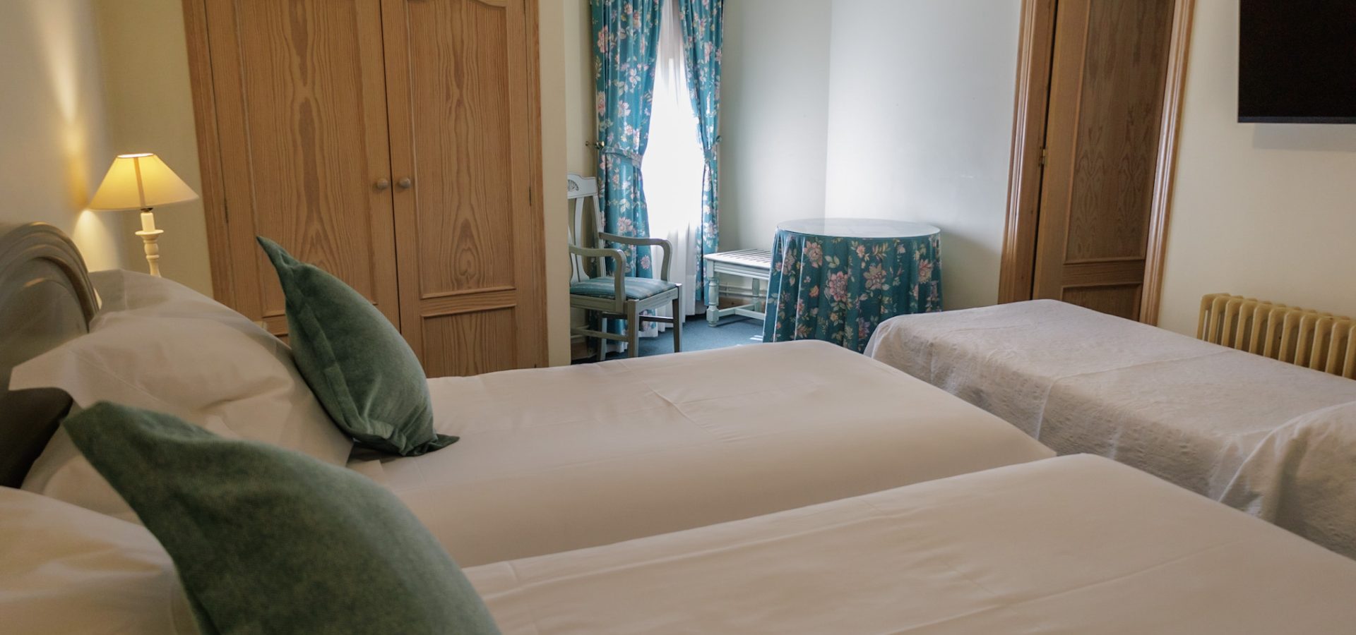 camas-habitacion-triple-hotel-jaume-alp-pirineo-girona camas-habitacion-triple-hotel-jaume-alp-pirineo-girona