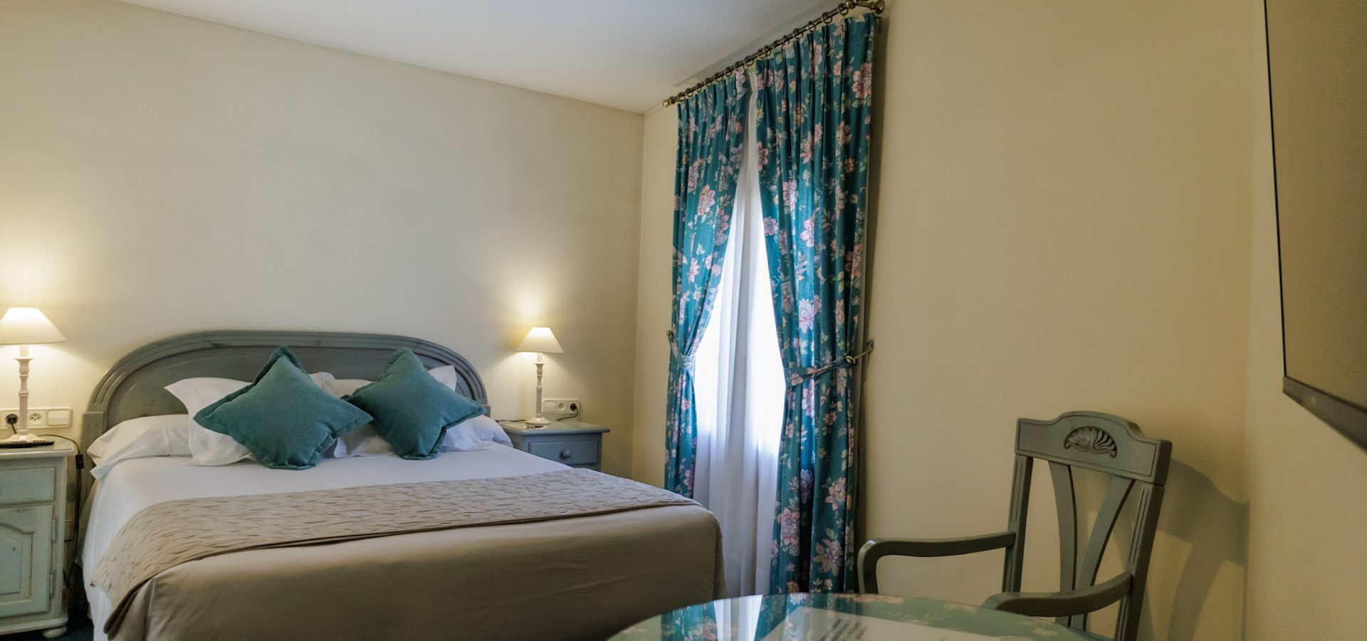 vista-general-cama-doble-hotel-jaume-alp-pirineo-girona