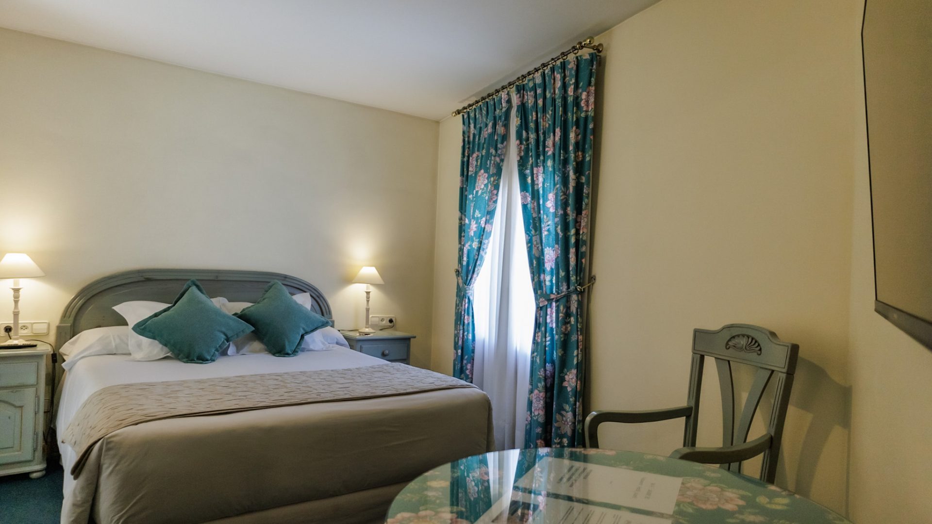 vista-general-cama-doble-hotel-jaume-alp-pirineo-girona vista-general-cama-doble-hotel-jaume-alp-pirineo-girona
